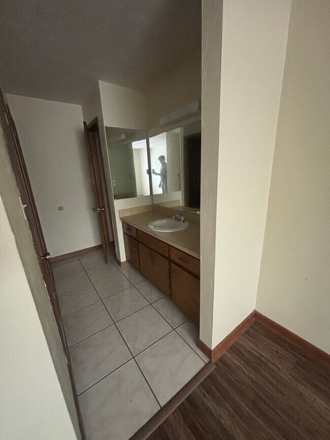 Building Photo - Large 2/2 flat, walking distance to Capita...