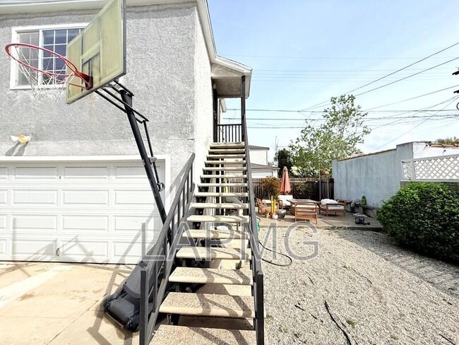 Building Photo - 230-232 Rennie Avenue