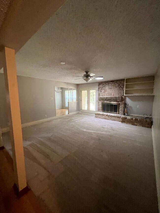 Building Photo - 4 Bedroom 2 Bath 2 Car Garage in Arlington - Excellent Location