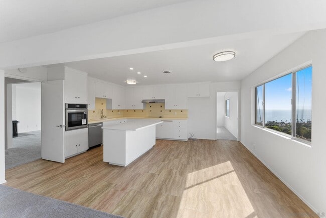 Building Photo - 5995 La Jolla Corona Dr