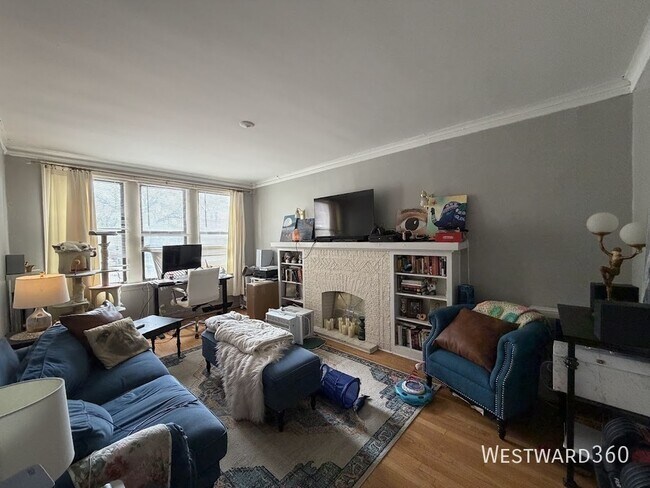 Building Photo - 6051 N Hermitage Ave