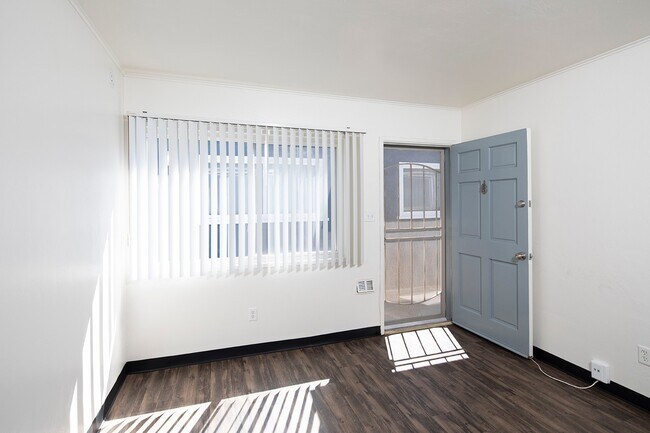 Building Photo - 1 Bed/1 Bath in North Pacific Beach w/ Par...
