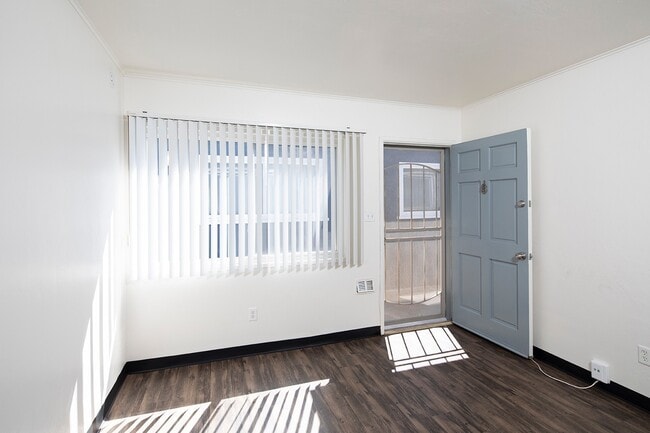 Building Photo - *OPEN HOUSE: 9/20 3-4PM* 1 Bed/1 Bath in N...