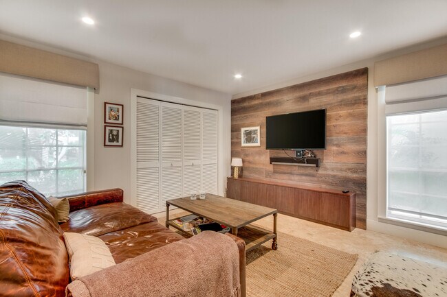 Building Photo - 2312 Las Casitas Dr