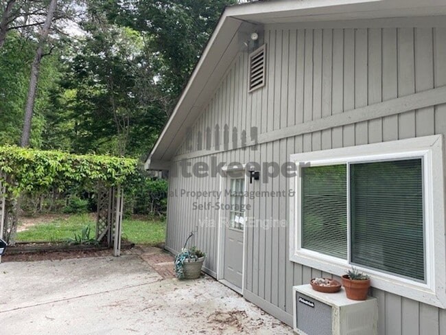 Building Photo - 100 Sandown Dr