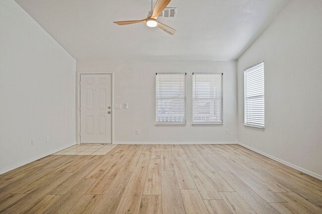 Building Photo - Beautiful 2 Bedroom - 2 Bathroom in Deer C...