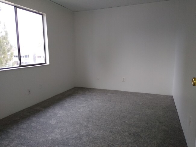 Building Photo - Awesome 2 Bedroom w/ Study 2 Bath Robinwoo...