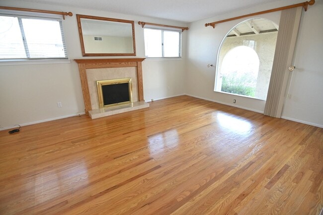 Building Photo - Beautiful 4 bedroom 2 bathroom home for the New Year!