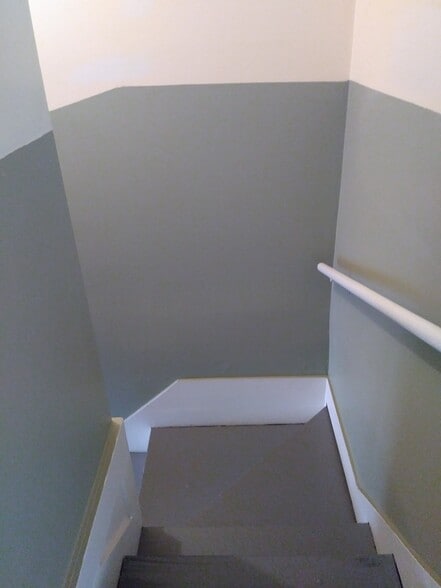 2nd floor landing - 1552 Gallagher St