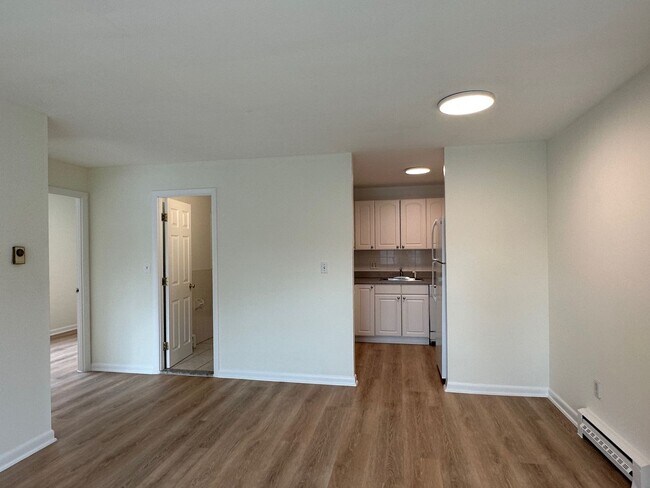 Building Photo - Large, updated 2 bedroom near the Green Li...