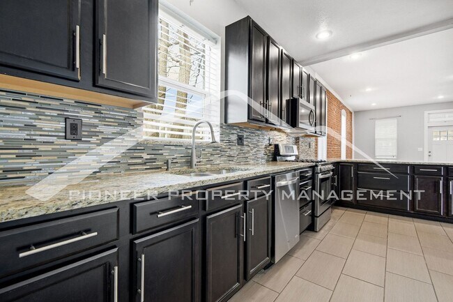 Building Photo - Charming Home with Washer/Dryer and Fenced Yard