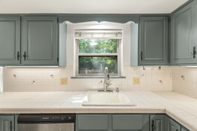 Building Photo - 2825 Inwood Ln
