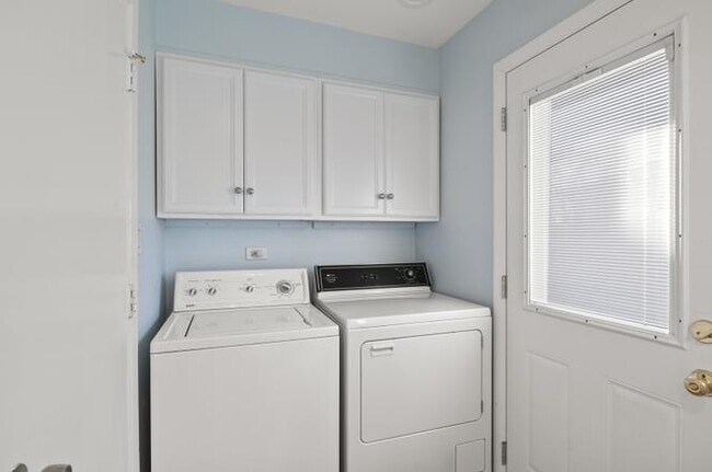 Building Photo - 1230 Hemlock Dr