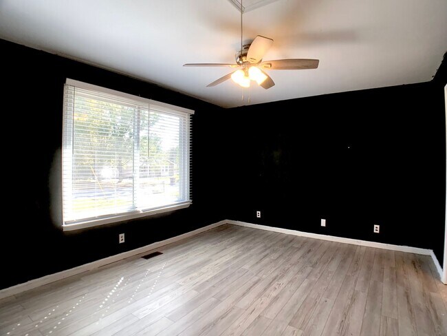 Building Photo - 719 Spees Dr