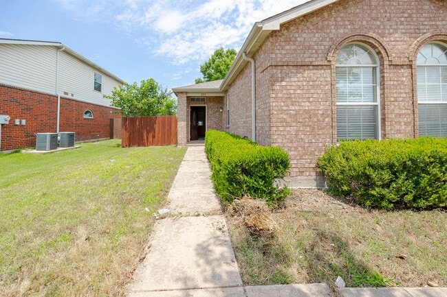 Building Photo - Great one story house with 3 bedrooms & st...