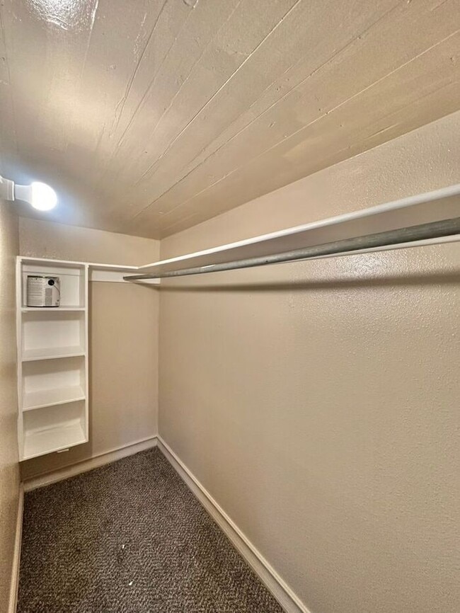 Building Photo - Available Now! Refreshed 1 Bedroom 1 Bath ...