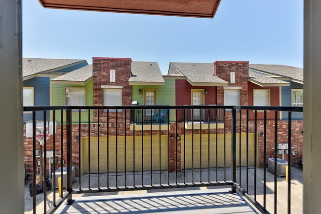 Building Photo - 2113 Houston Ave