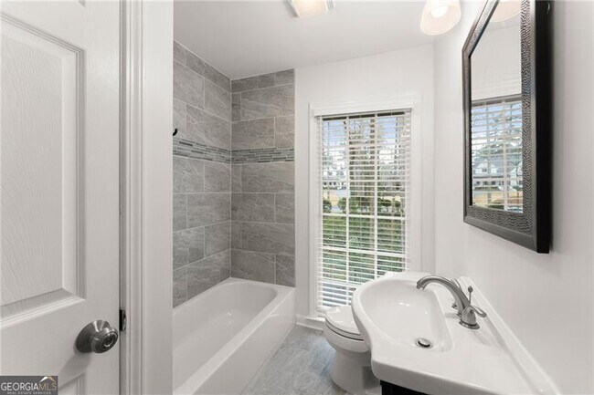 Building Photo - 4540 Club Valley Dr NE