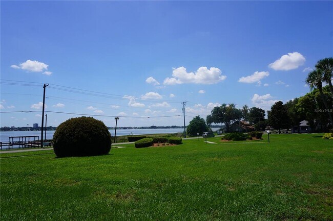 Building Photo - 333 N Lake Howard Dr