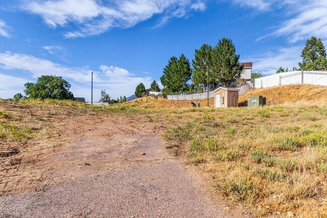 Building Photo - Beautiful 2020 Layton Home with High Ceilings & Modern Finishes