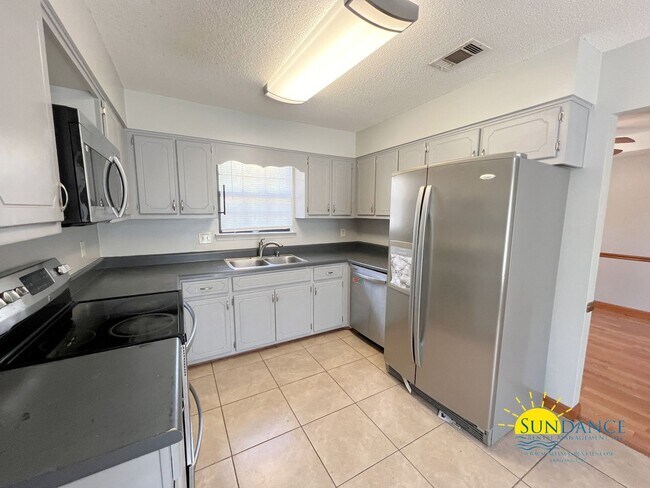 Building Photo - Charming 3 Bedroom Home in Countryview Estates community with Solar Panels!