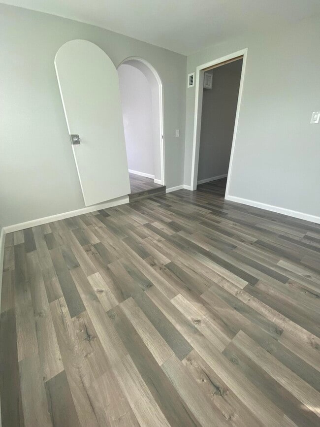 Building Photo - 109 E Hart St