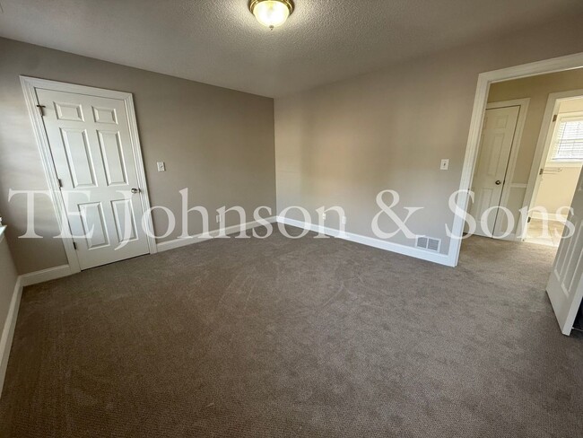 Building Photo - Spacious 3BR Home with Vaulted Ceilings, Gas Logs & Two Car Garage in Winston-Salem