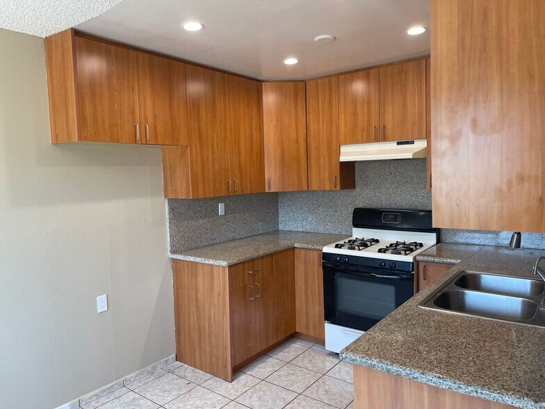 Building Photo - 434 E Tujunga Ave