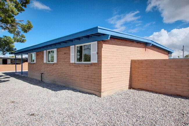 Building Photo - FOR RENT