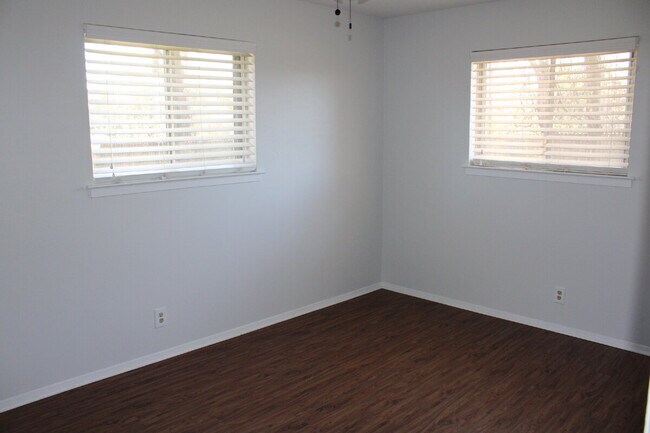 Building Photo - "Charming, Bedford home with Dual Living Spaces, Bonus Room, and a Spacious Backyard!"