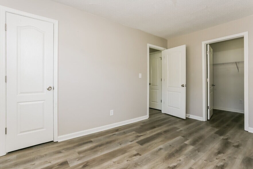 Building Photo - 213 Summer Hill Cir