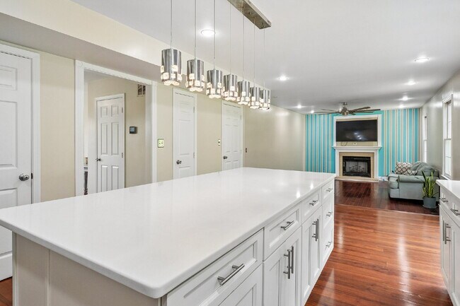 Building Photo - Beautifully updated and spacious 5-bedroom, 3.5-bath home for rent in the heart of Woodbridge
