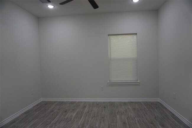 Building Photo - 9864 Arbor Oak