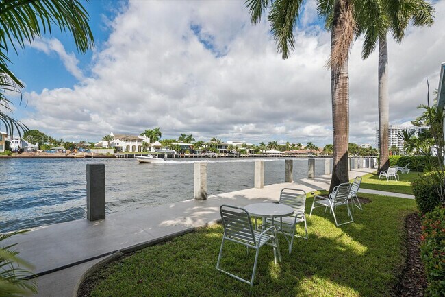 Building Photo - 561 Bayshore Dr