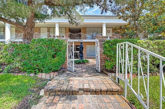 Building Photo - 2201 Fountain View Dr