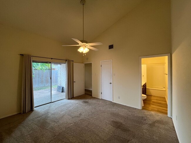 Building Photo - ONE STORY SOUTH SIDE DUPLEX!