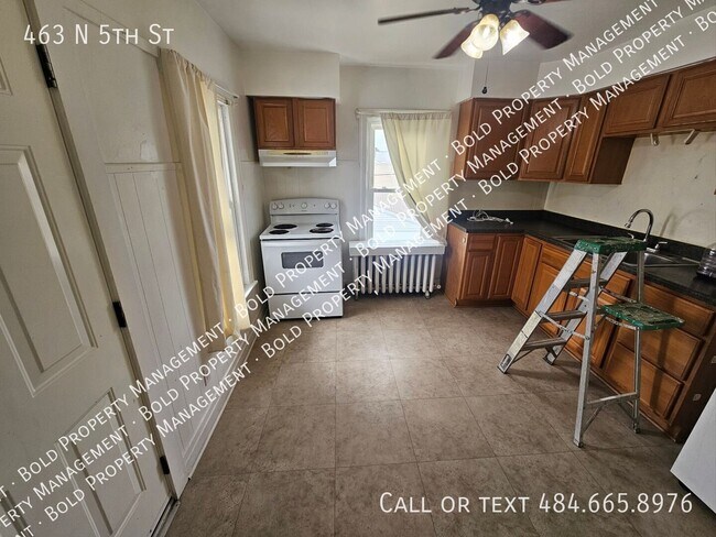 Building Photo - 463 N 5th St