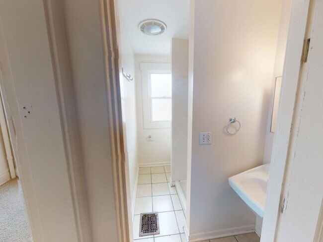 Building Photo - 166-168-168 E 11th Ave