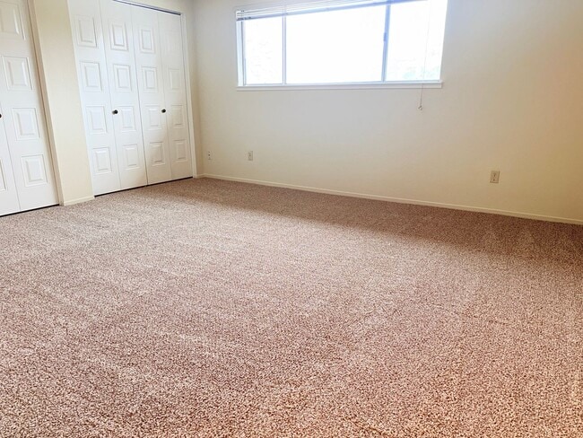 Building Photo - 2 bedroom 1.5 bath 2 story townhome