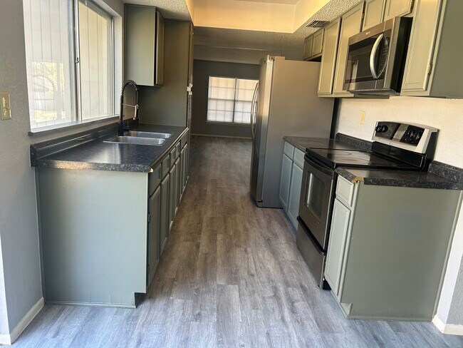 Building Photo - 1315 White Rock Dr