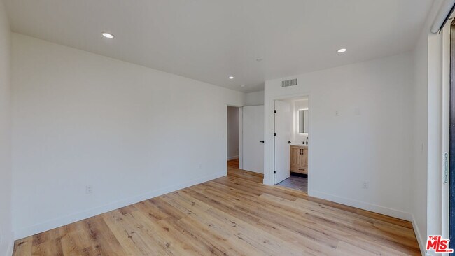 Building Photo - 4462 W Maplewood Ave