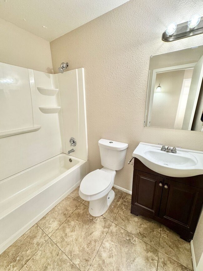 Building Photo - Fantastic 3 Bedroom/2 Bath Single Level Home & NO HOA!  Schedule a Showing Today!