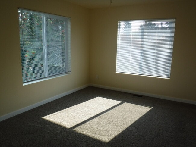 Building Photo - Newer side by side duplex