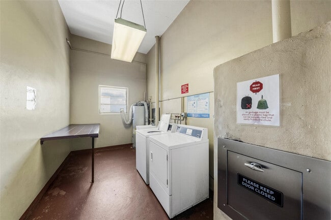 Building Photo - 319 NE 14th Ave