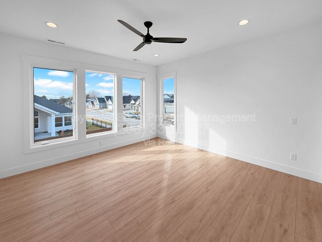 Building Photo - 891 N Gracie Ave