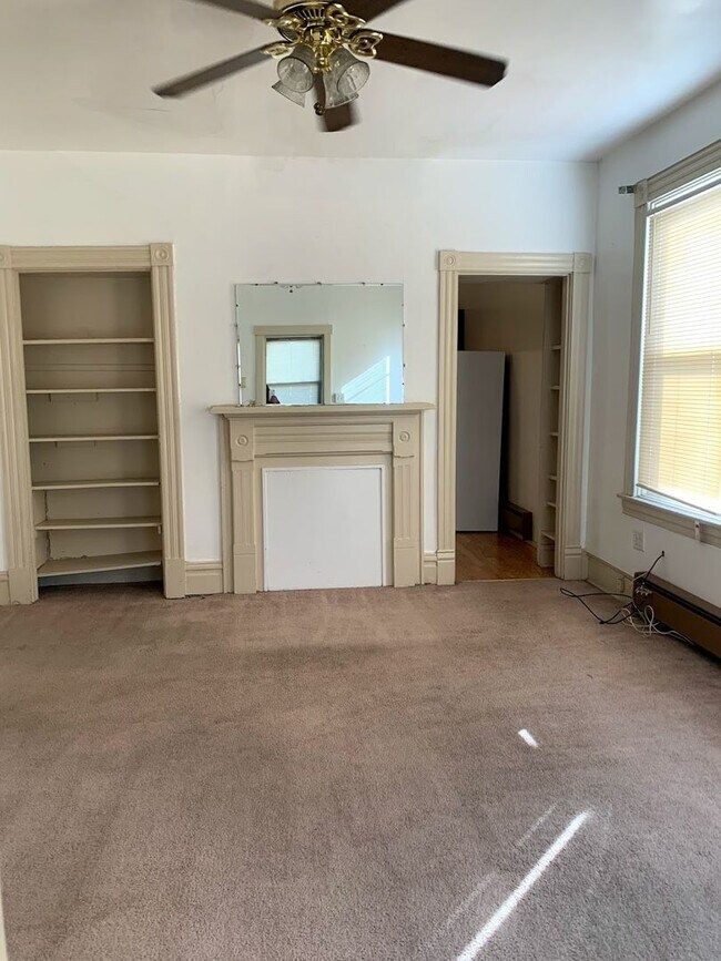 Building Photo - 2/1 Apartment in Highland Park - Available Now!
