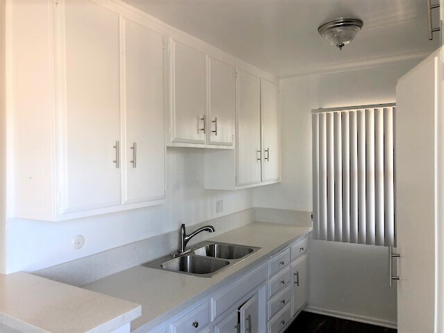 Building Photo - 826 S Osage Ave