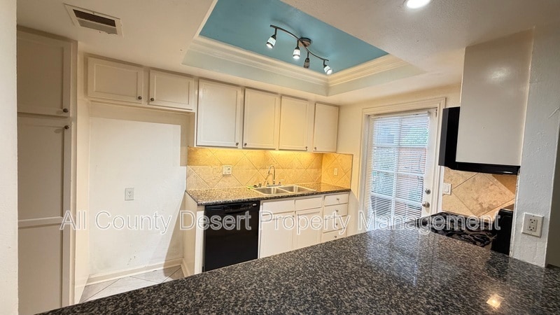 Building Photo - 400 N Sunrise Way