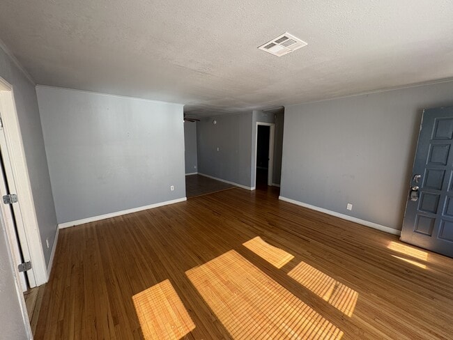 Building Photo - 627 E Young Pl