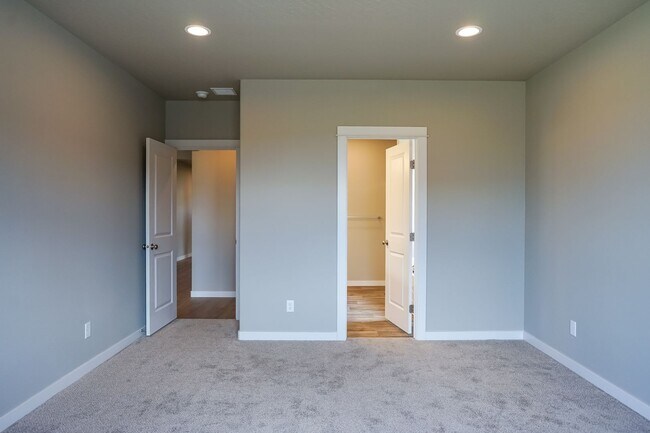 Building Photo - 3 bedroom 2 bath -3 car garage!